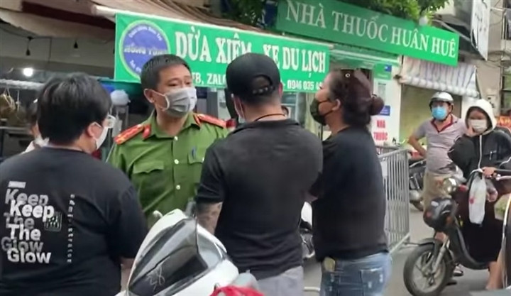 Chuyển hồ sơ cho công an quận điều tra cặp vợ chồng gây rối ở chốt kiểm dịch - Ảnh 1. Chuyển hồ sơ cho công an quận điều tra cặp vợ chồng gây rối ở chốt kiểm dịch - Ảnh 1.