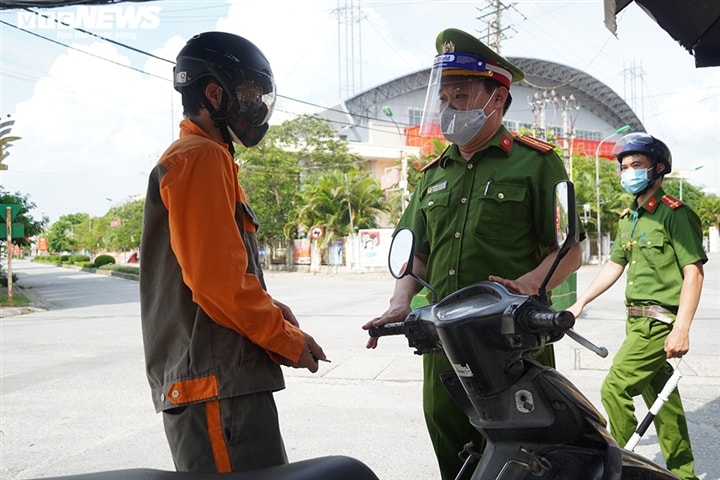 Ảnh: Trình giấy đi đường không hợp lệ, nhiều người Hà Nội phải quay đầu xe - Ảnh 4.