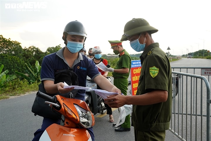 Ảnh: Trình giấy đi đường không hợp lệ, nhiều người Hà Nội phải quay đầu xe - Ảnh 8.