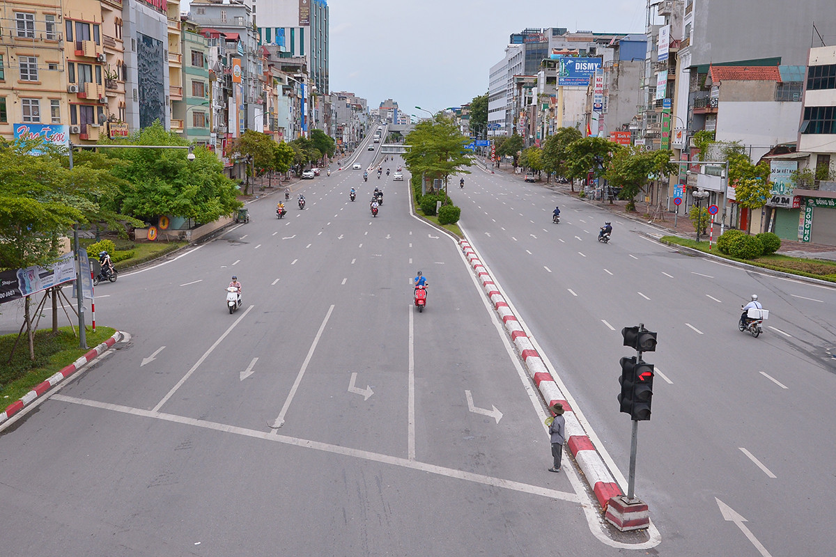 Đường phố Hà Nội ra sao trong  ngày thứ 9 thực hiện giãn cách xã hội - Ảnh 3.