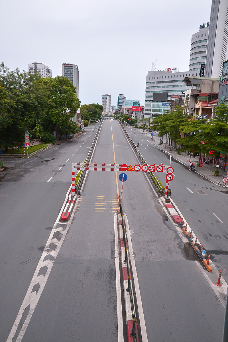 Đường phố Hà Nội ra sao trong  ngày thứ 9 thực hiện giãn cách xã hội - Ảnh 6.