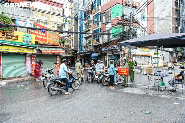 Hà Nội: Lấy mẫu xét nghiệm COVID-19 cho hơn 300 tiểu thương chợ Phùng Khoang - Ảnh 3.