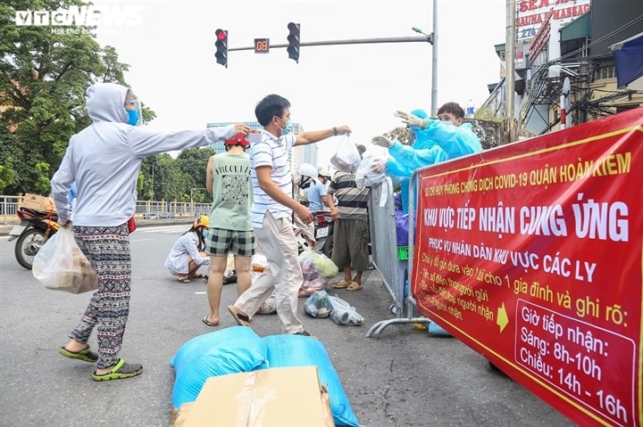 Ảnh: Dân Hà Nội ùn ùn tiếp tế cho người thân trong khu vực phong toả - Ảnh 3.