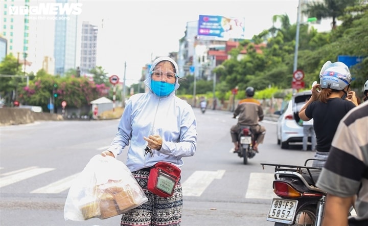 Ảnh: Dân Hà Nội ùn ùn tiếp tế cho người thân trong khu vực phong toả - Ảnh 6.