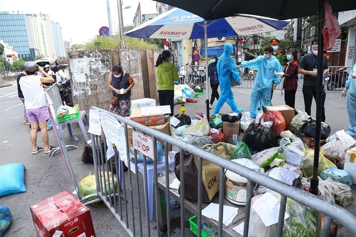 Ảnh: Dân Hà Nội ùn ùn tiếp tế cho người thân trong khu vực phong toả - Ảnh 5.