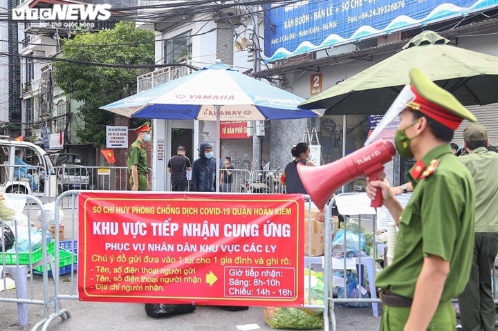 Ảnh: Dân Hà Nội ùn ùn tiếp tế cho người thân trong khu vực phong toả - Ảnh 8.