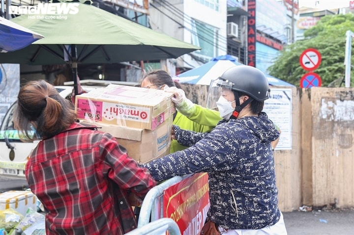 Ảnh: Dân Hà Nội ùn ùn tiếp tế cho người thân trong khu vực phong toả - Ảnh 7.