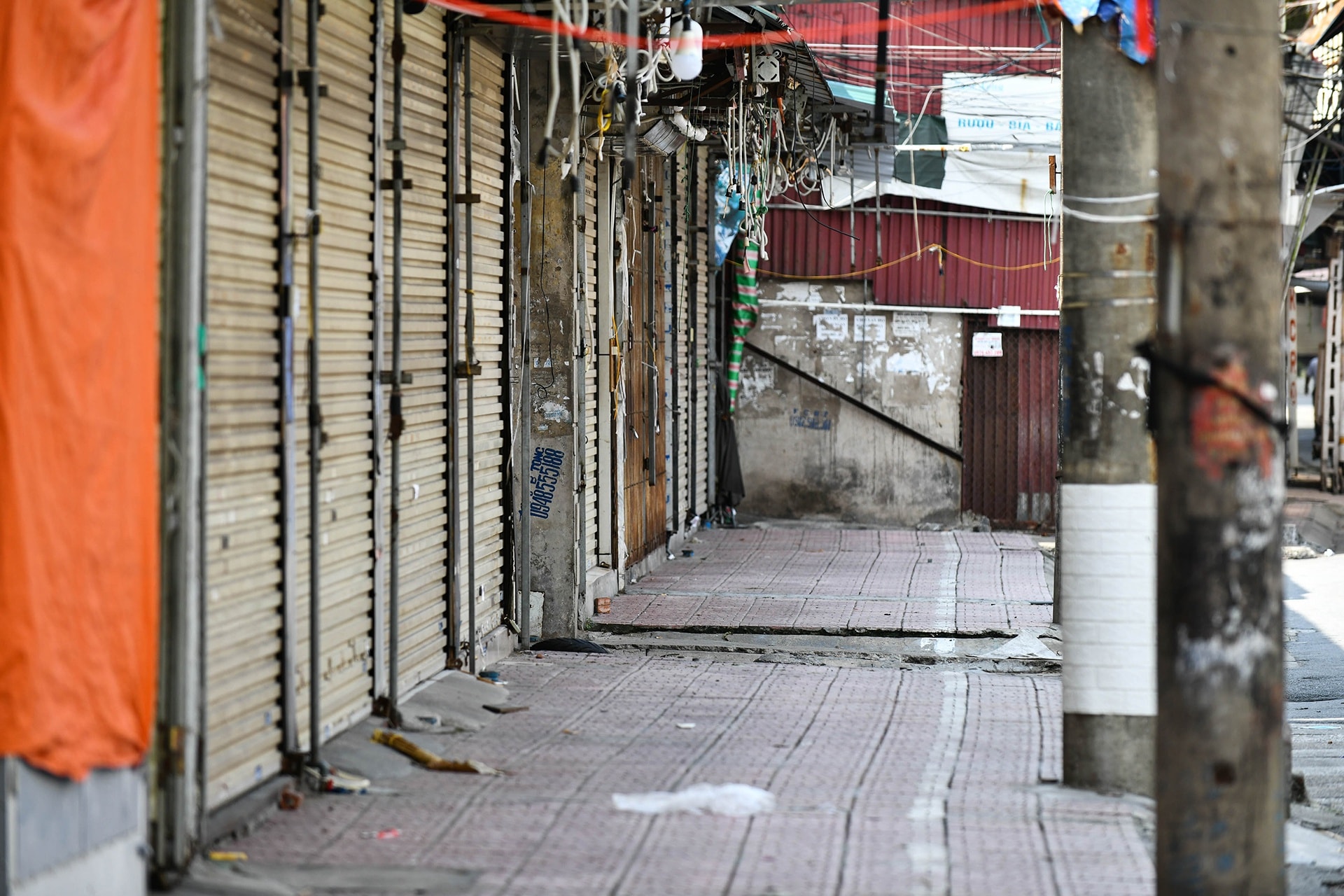 Nhiều chợ ở Hà Nội bị phong tỏa vì dịch Covid-19 - Ảnh 12.