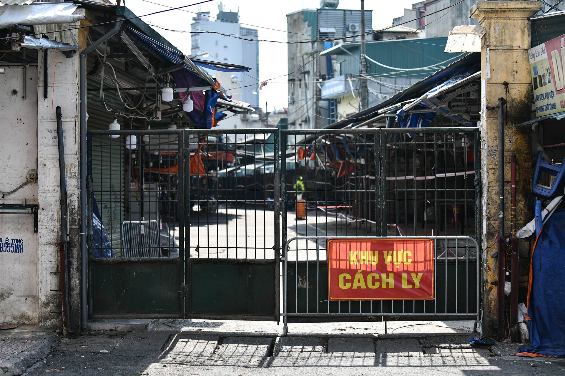 Nhiều chợ ở Hà Nội bị phong tỏa vì dịch Covid-19 - Ảnh 11.