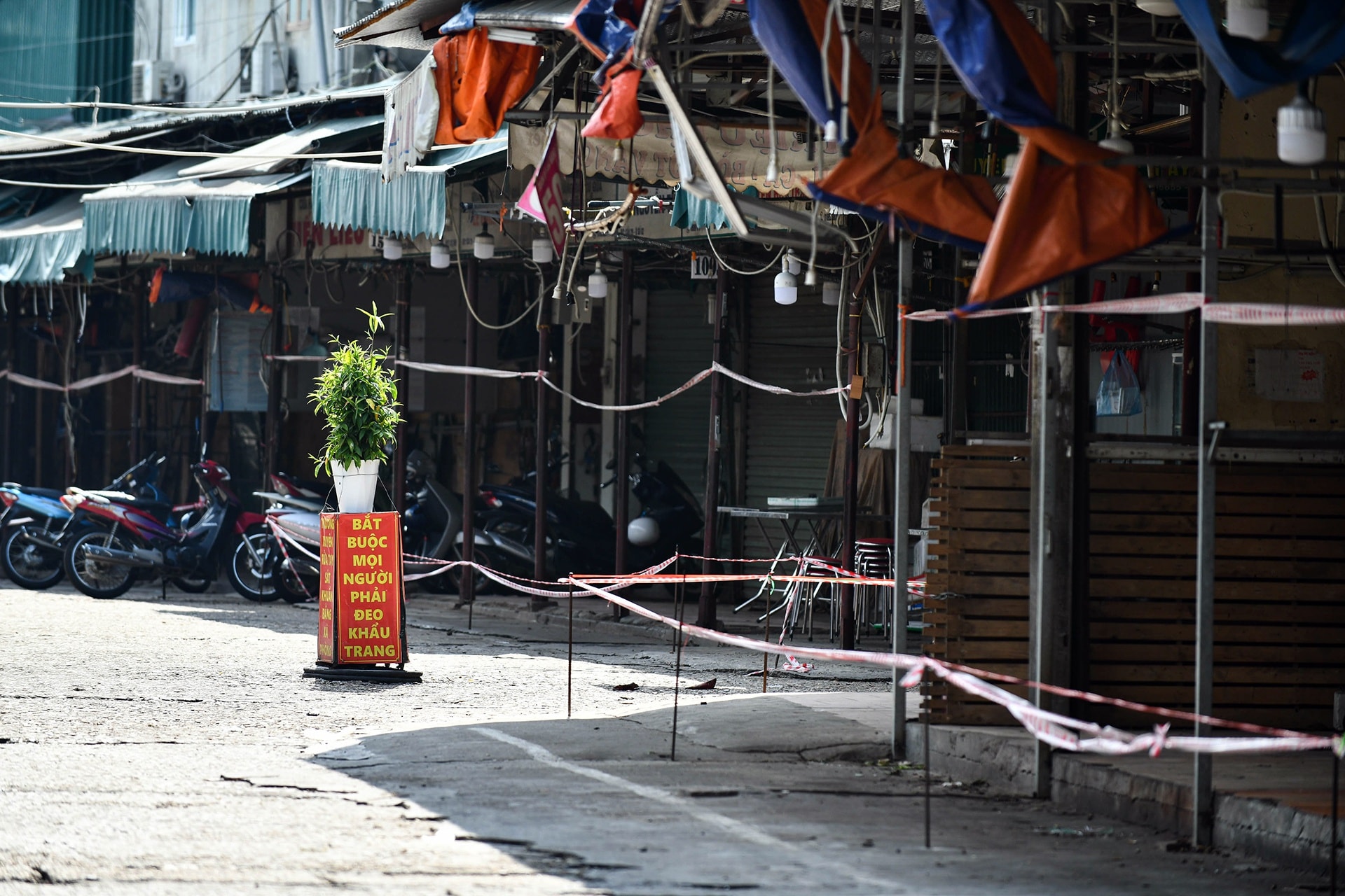 Nhiều chợ ở Hà Nội bị phong tỏa vì dịch Covid-19 - Ảnh 13.