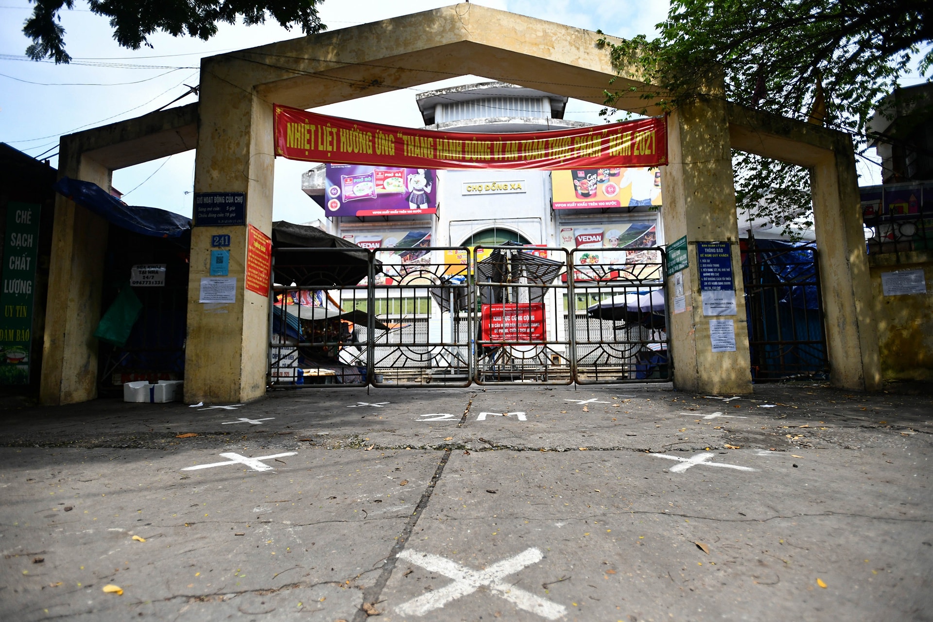 Nhiều chợ ở Hà Nội bị phong tỏa vì dịch Covid-19 - Ảnh 9.