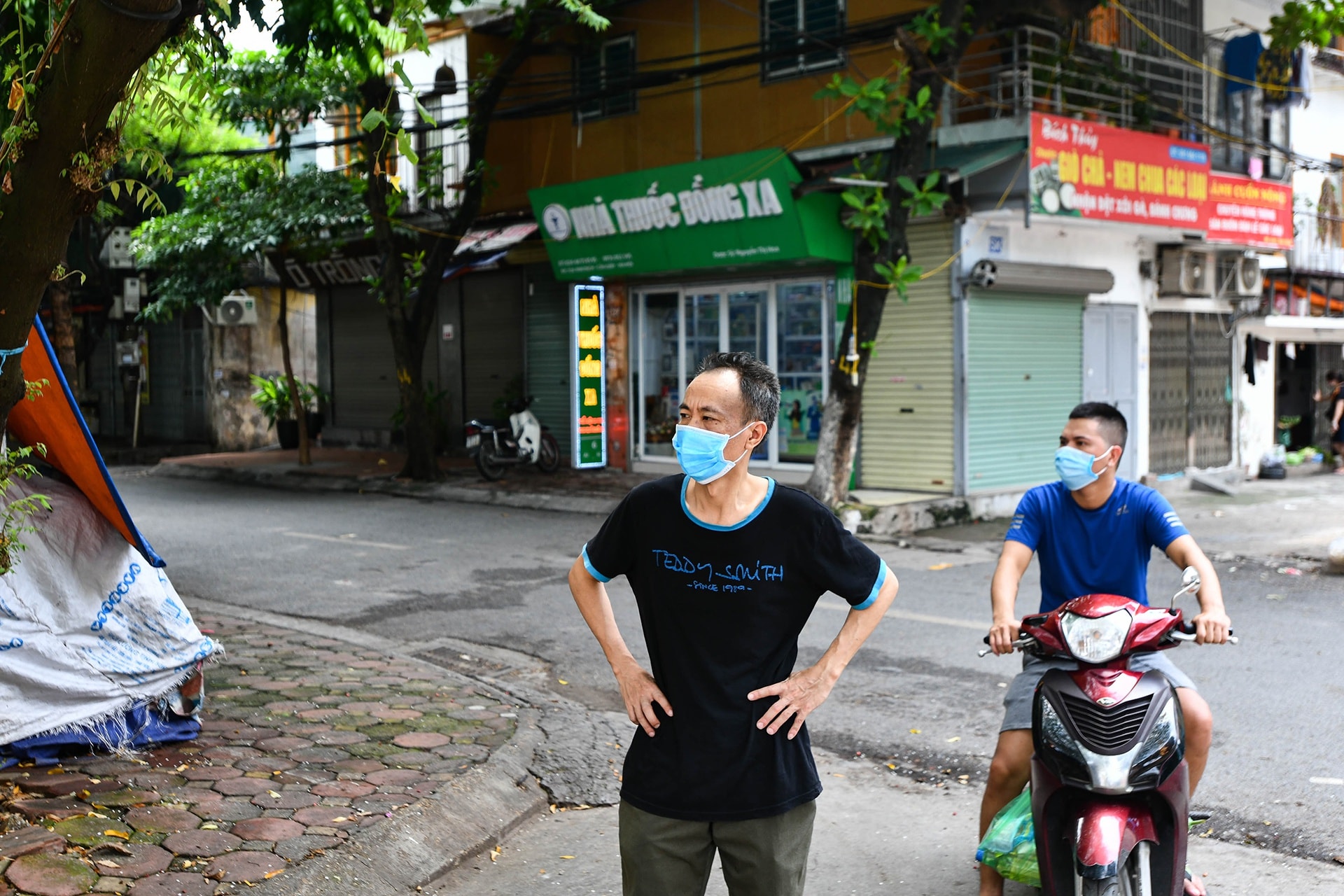 Nhiều chợ ở Hà Nội bị phong tỏa vì dịch Covid-19 - Ảnh 10.