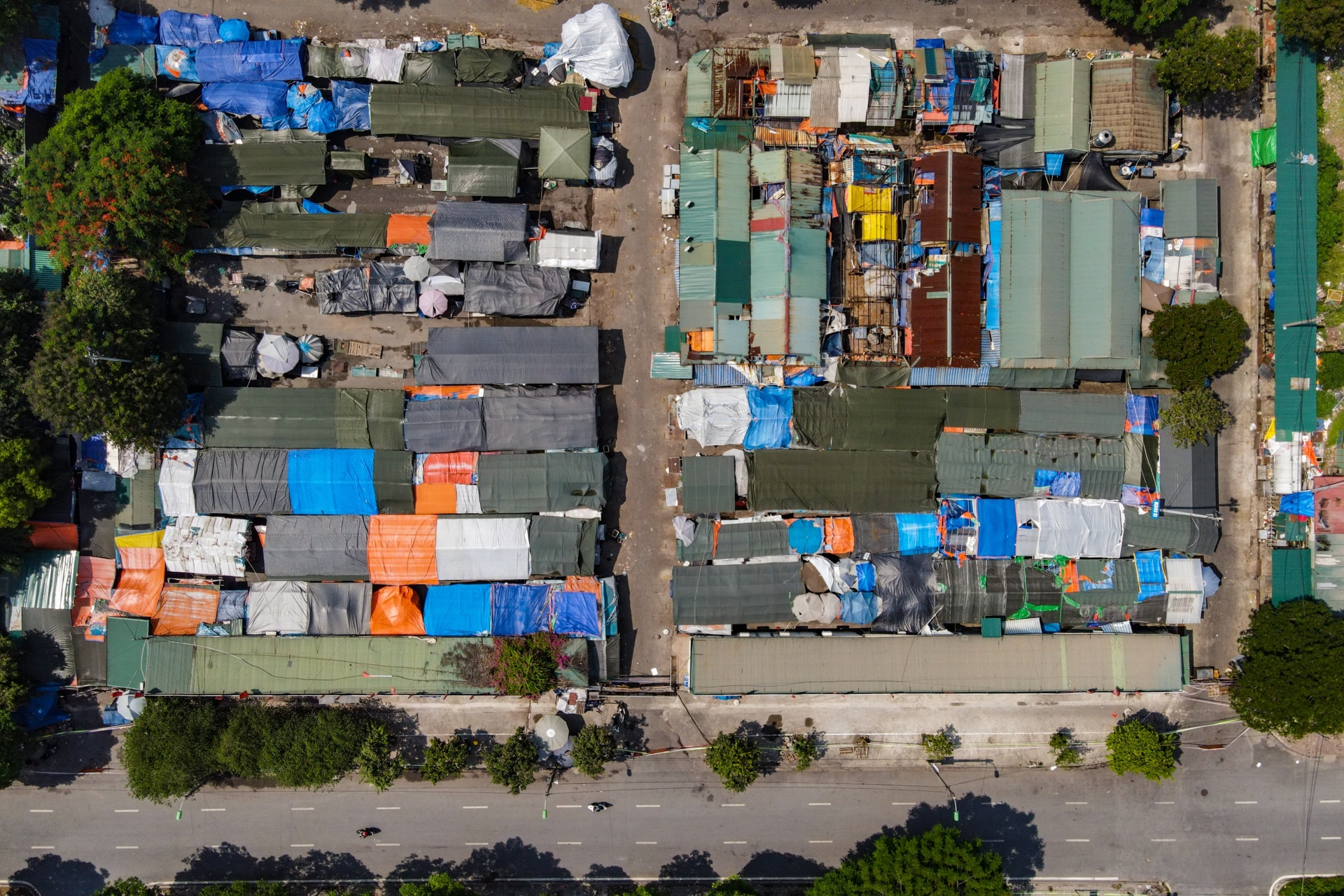 Nhiều chợ ở Hà Nội bị phong tỏa vì dịch Covid-19 - Ảnh 3.