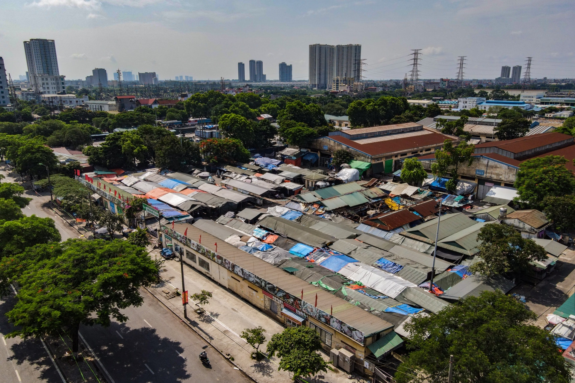 Nhiều chợ ở Hà Nội bị phong tỏa vì dịch Covid-19 - Ảnh 1.