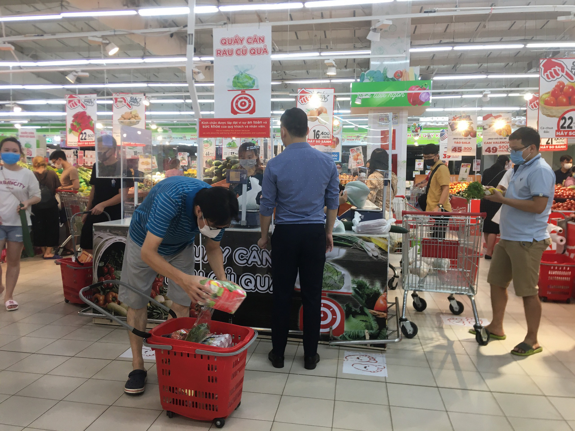 Hà Nội: Người dân đi chợ 1 lần trong tuần để hạn chế việc ra ngoài - Ảnh 6.