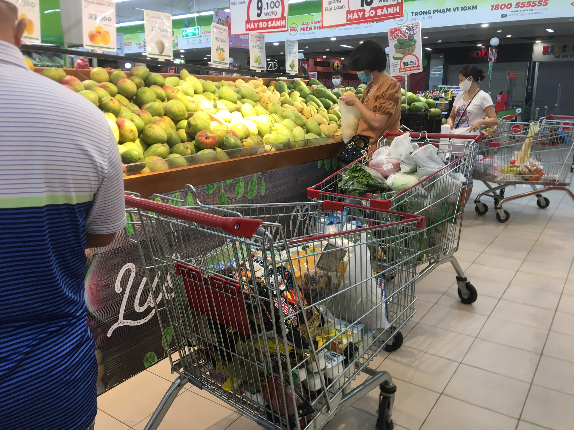 Hà Nội: Người dân đi chợ 1 lần trong tuần để hạn chế việc ra ngoài - Ảnh 7.