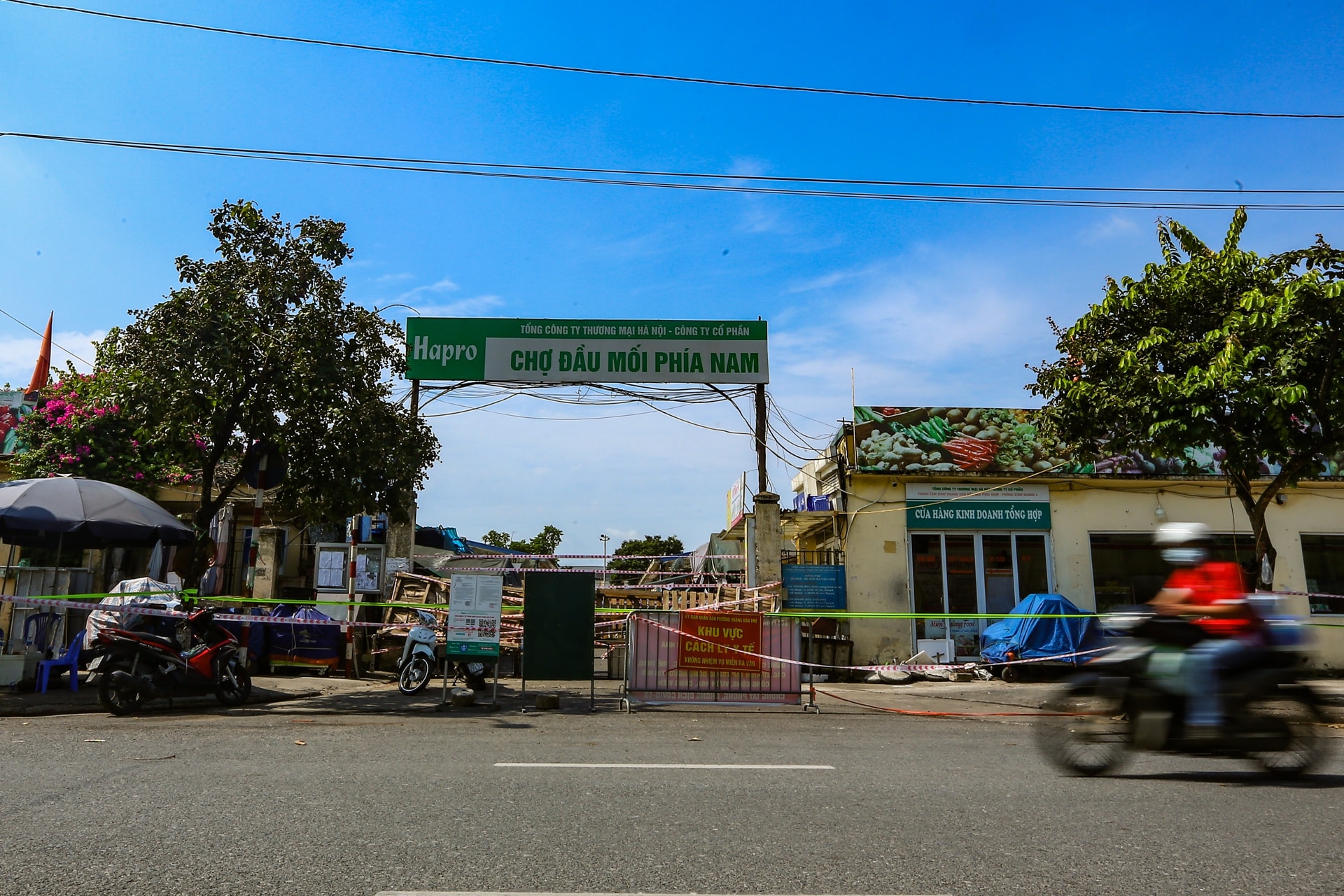 Nhiều chợ ở Hà Nội bị phong tỏa vì dịch Covid-19 - Ảnh 2.