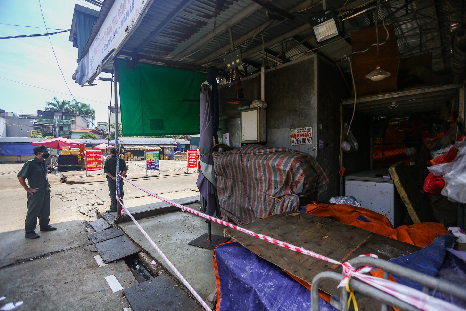 Nhiều chợ ở Hà Nội bị phong tỏa vì dịch Covid-19 - Ảnh 5.