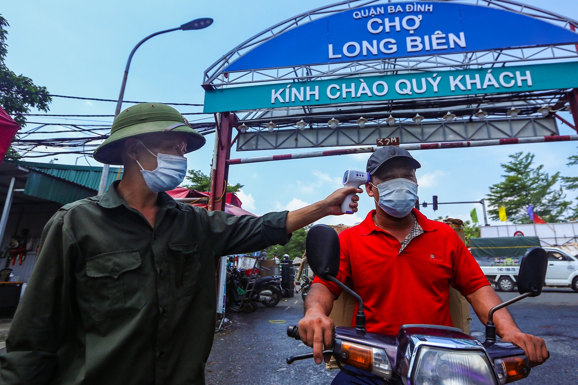 Nhiều chợ ở Hà Nội bị phong tỏa vì dịch Covid-19 - Ảnh 7.