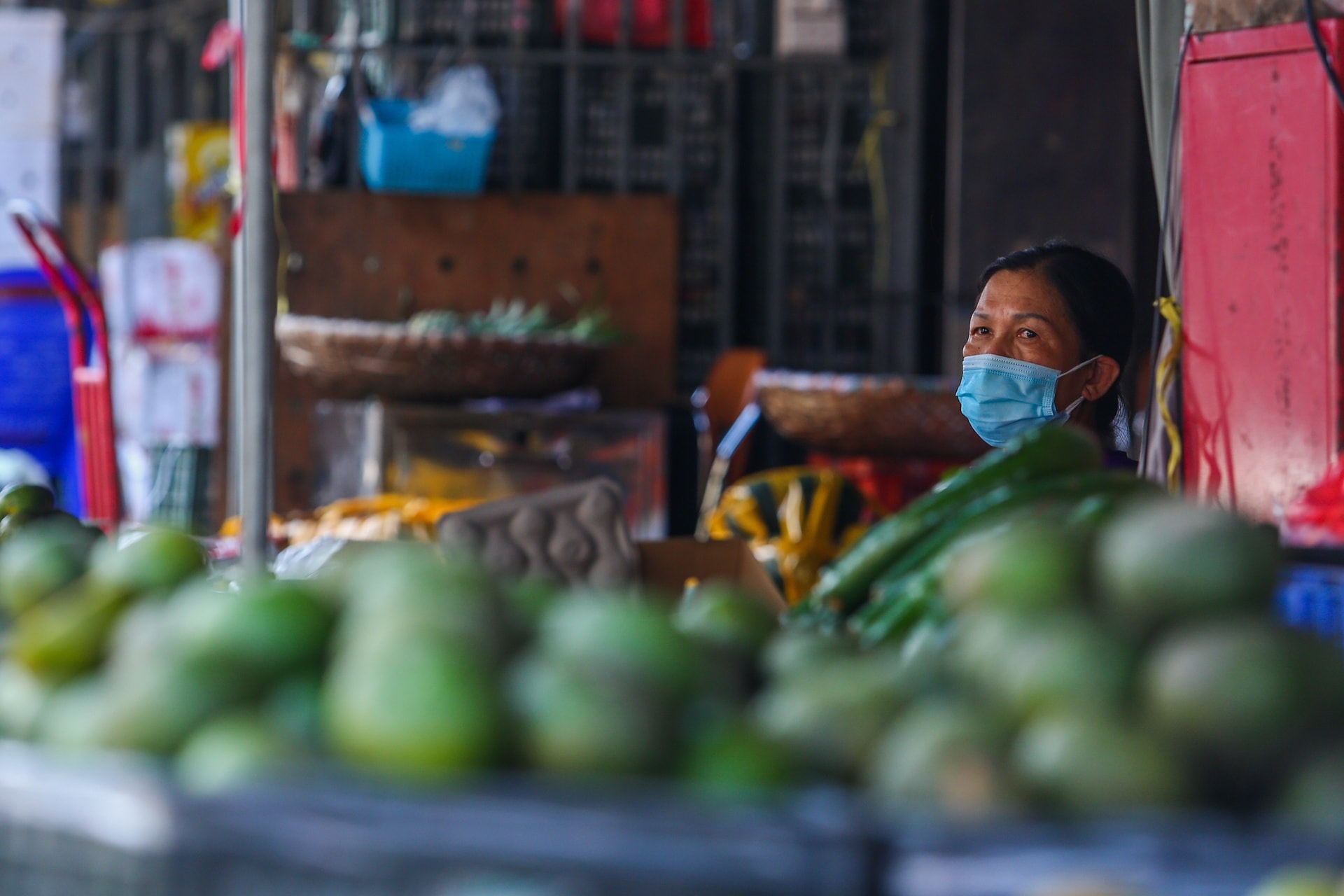 Nhiều chợ ở Hà Nội bị phong tỏa vì dịch Covid-19 - Ảnh 6.