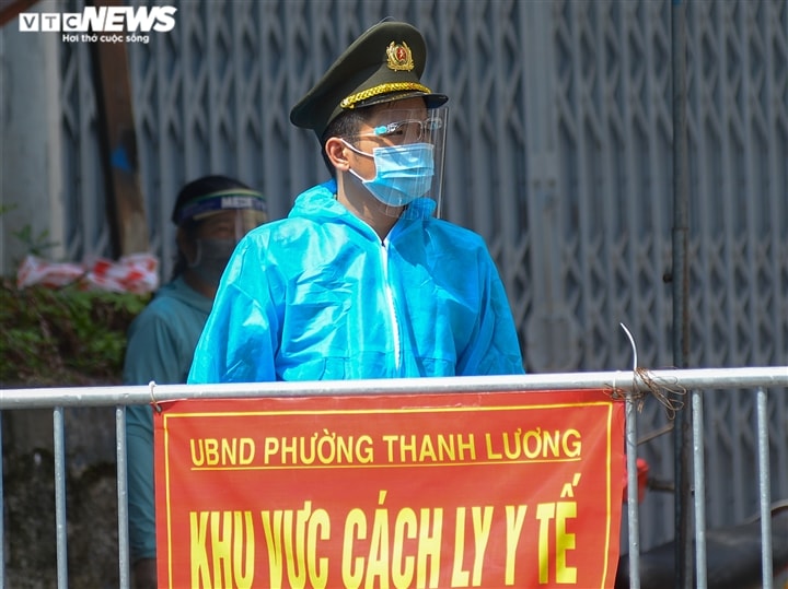 Ảnh: Dân Hà Nội ùn ùn tiếp tế cho người thân trong khu vực phong toả - Ảnh 12.