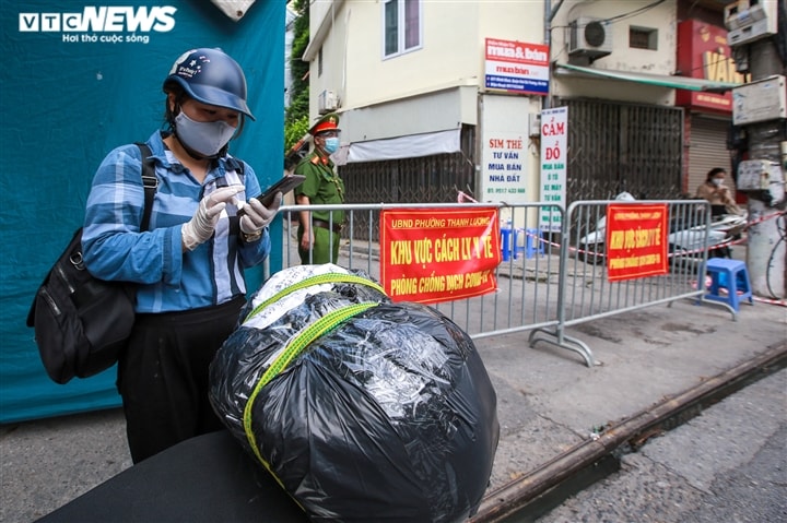 Ảnh: Dân Hà Nội ùn ùn tiếp tế cho người thân trong khu vực phong toả - Ảnh 15.