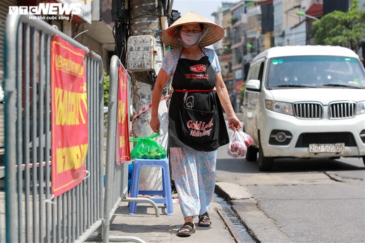 Ảnh: Dân Hà Nội ùn ùn tiếp tế cho người thân trong khu vực phong toả - Ảnh 13.