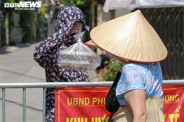 Ảnh: Dân Hà Nội ùn ùn tiếp tế cho người thân trong khu vực phong toả - Ảnh 14.