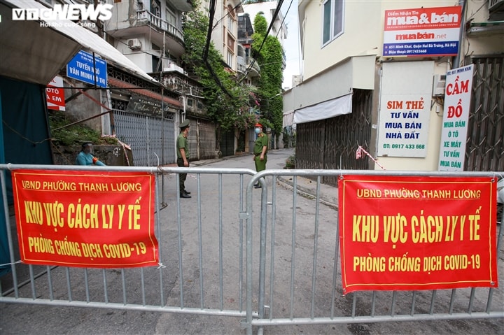 Ảnh: Dân Hà Nội ùn ùn tiếp tế cho người thân trong khu vực phong toả - Ảnh 11.