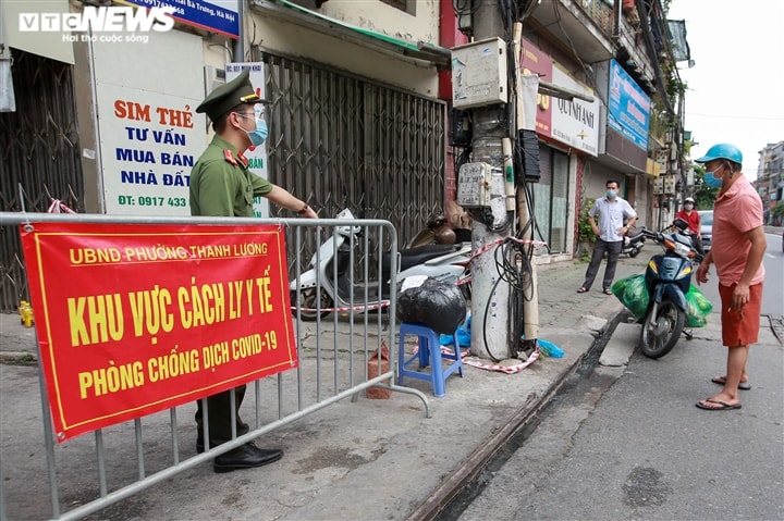 Ảnh: Dân Hà Nội ùn ùn tiếp tế cho người thân trong khu vực phong toả - Ảnh 10.