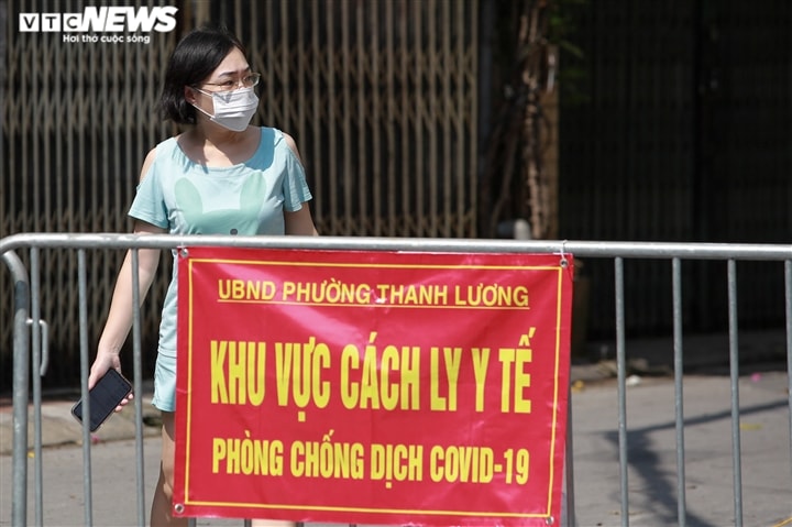 Ảnh: Dân Hà Nội ùn ùn tiếp tế cho người thân trong khu vực phong toả - Ảnh 21.