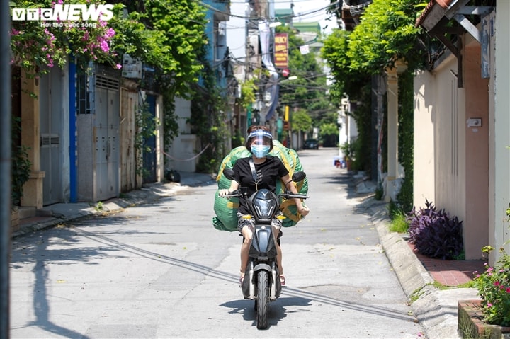 Ảnh: Dân Hà Nội ùn ùn tiếp tế cho người thân trong khu vực phong toả - Ảnh 16.