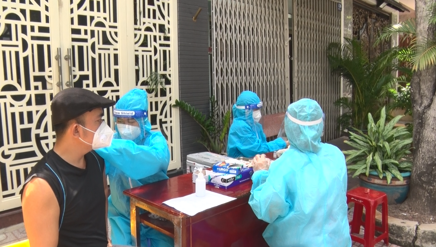 Đội tiêm ngừa vaccine COVID-19 lưu động cho người dân khu vực phong tỏa - Ảnh 5.