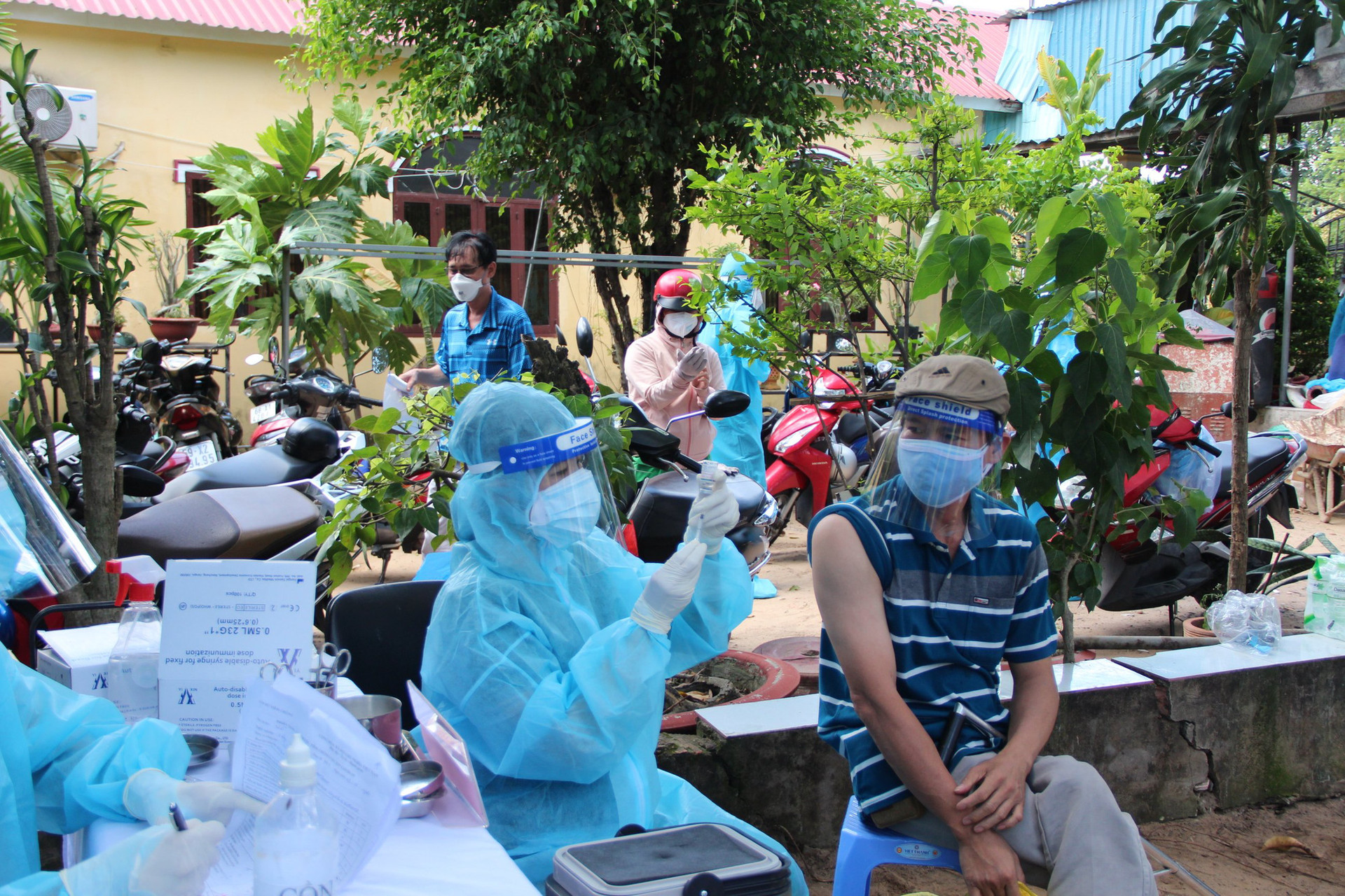 Đội tiêm ngừa vaccine COVID-19 lưu động cho người dân khu vực phong tỏa - Ảnh 7.