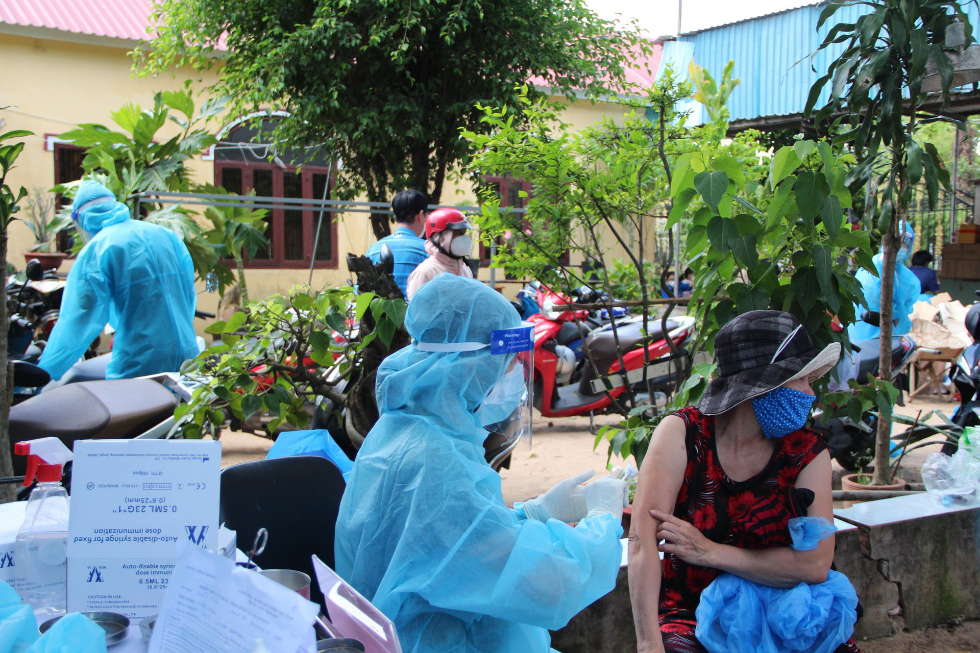 Đội tiêm ngừa vaccine COVID-19 lưu động cho người dân khu vực phong tỏa - Ảnh 8.
