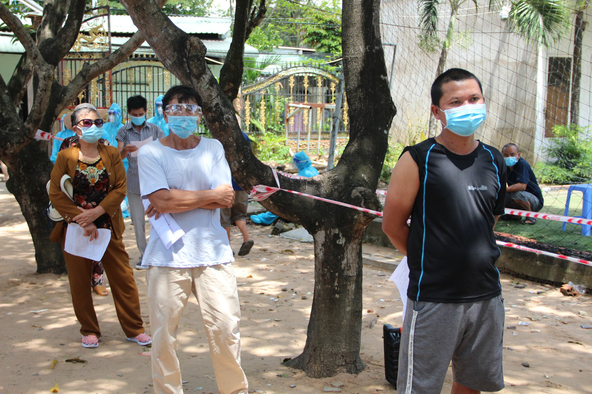 Đội tiêm ngừa vaccine COVID-19 lưu động cho người dân khu vực phong tỏa - Ảnh 3.
