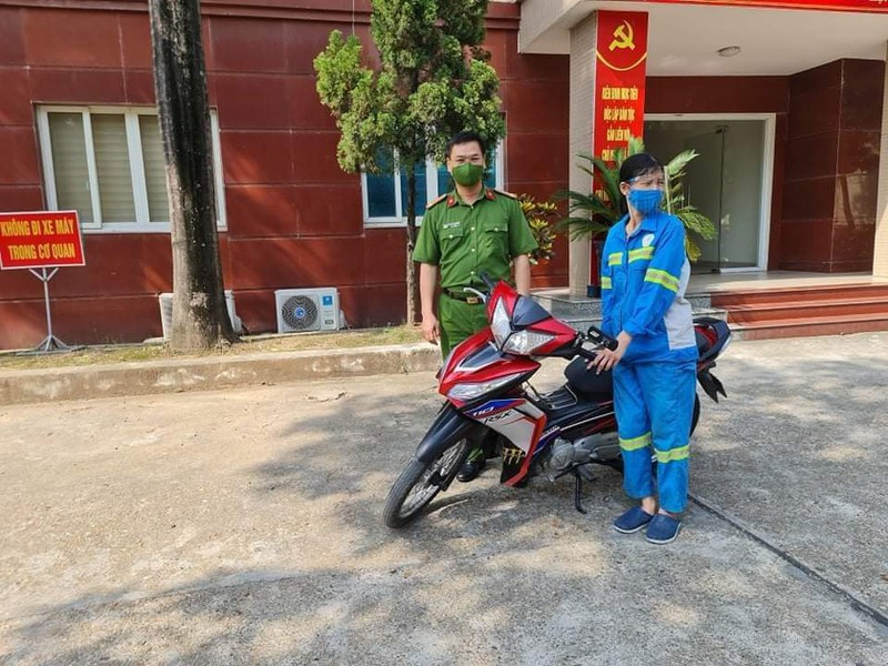 Công an tặng xe máy mới cho nữ công nhân môi trường bị cướp trong đêm - Ảnh 1.