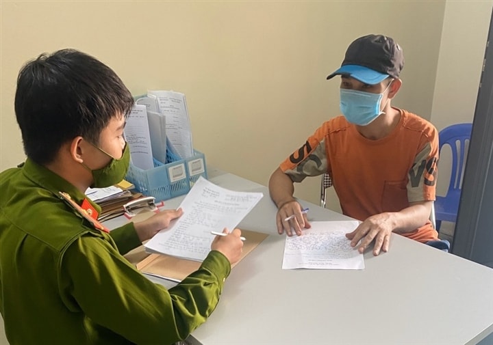 Người trốn khỏi khu vực phong tỏa về quê dự lễ đổ mái nhà bị phạt 17,5 triệu - Ảnh 1.