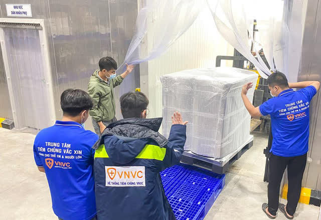 Thêm gần 600.000 liều vaccine COVID-19 vừa về đến Việt Nam - Ảnh 2.