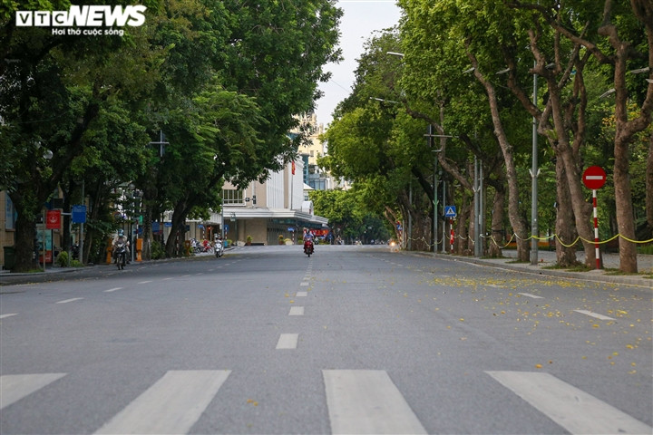 Ảnh: Đường phố Hà Nội vắng vẻ trước khi bước vào đợt giãn cách thứ 2 - Ảnh 2.