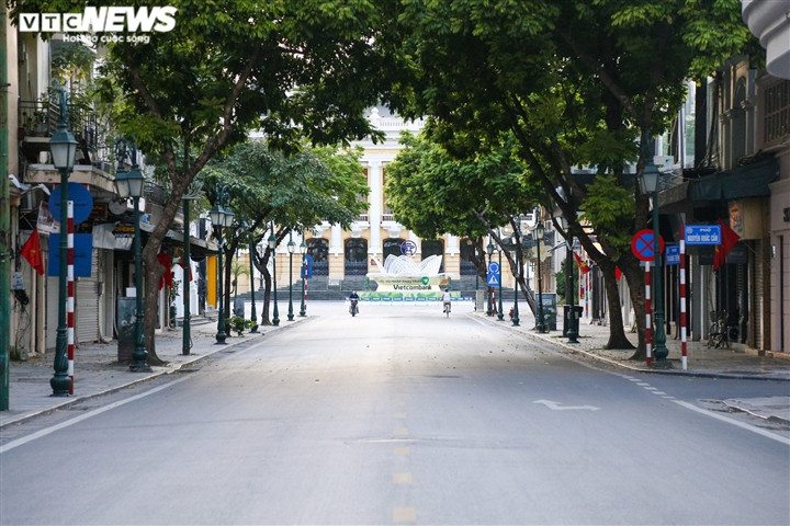 Ảnh: Đường phố Hà Nội vắng vẻ trước khi bước vào đợt giãn cách thứ 2 - Ảnh 9.