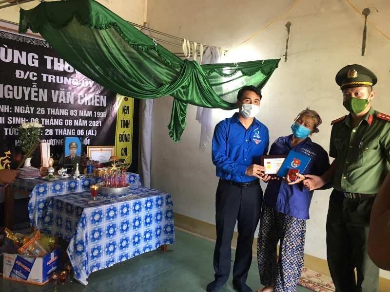 Truy tặng Huy hiệu tuổi trẻ dũng cảm cho trung úy hi sinh khi làm nhiệm vụ trực chốt phòng chống dịch - Ảnh 1.