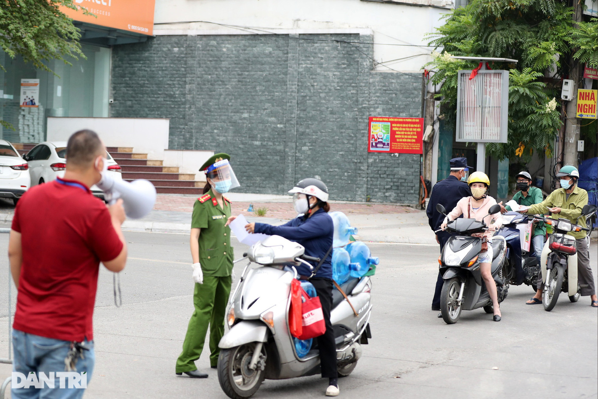 Ngày đầu TP Hà Nội siết chặt kiểm tra giấy đi đường, nhiều chốt ùn nhẹ - Ảnh 7.
