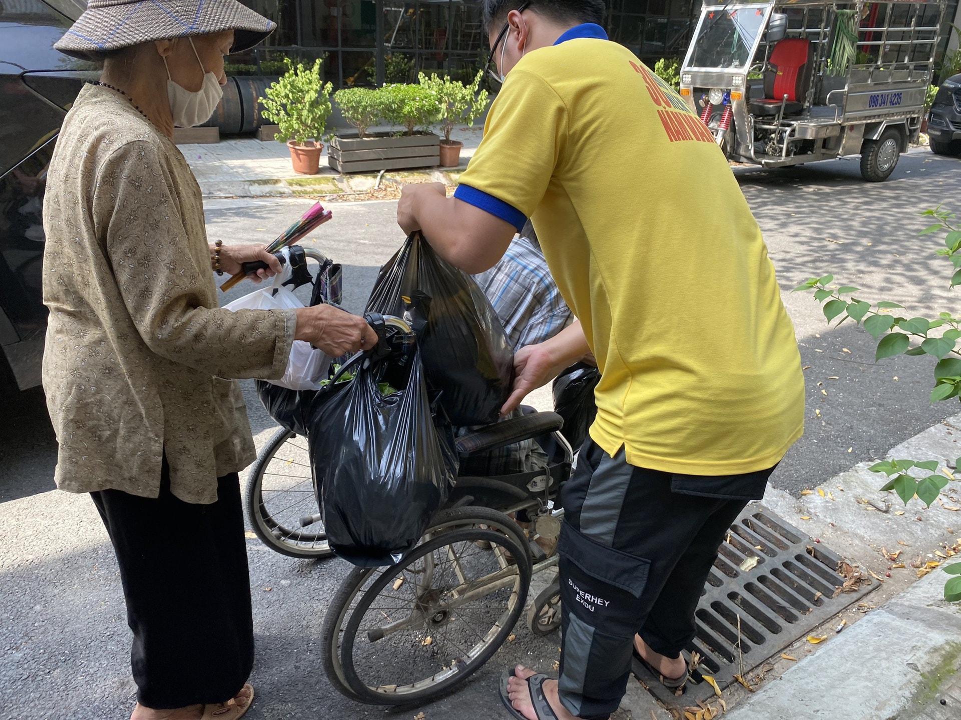 Xúc động trước những món quà hỗ trợ người dân tại xóm chạy thận ngặt nghèo nhất Hà Nội - Ảnh 5.