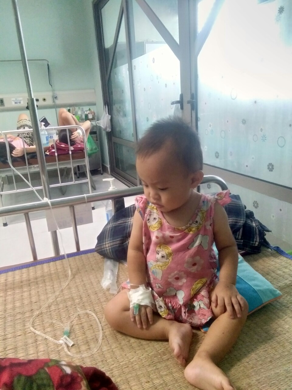 Thương cảm hoàn cảnh bé gái 1 tuổi dân tộc mắc bệnh thực bào máu - Ảnh 3.