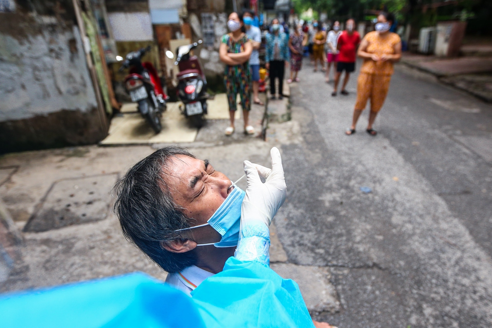 Buổi lấy mẫu đầu tiên trong chiến dịch xét nghiệm 3 triệu dân Hà Nội - Ảnh 4.