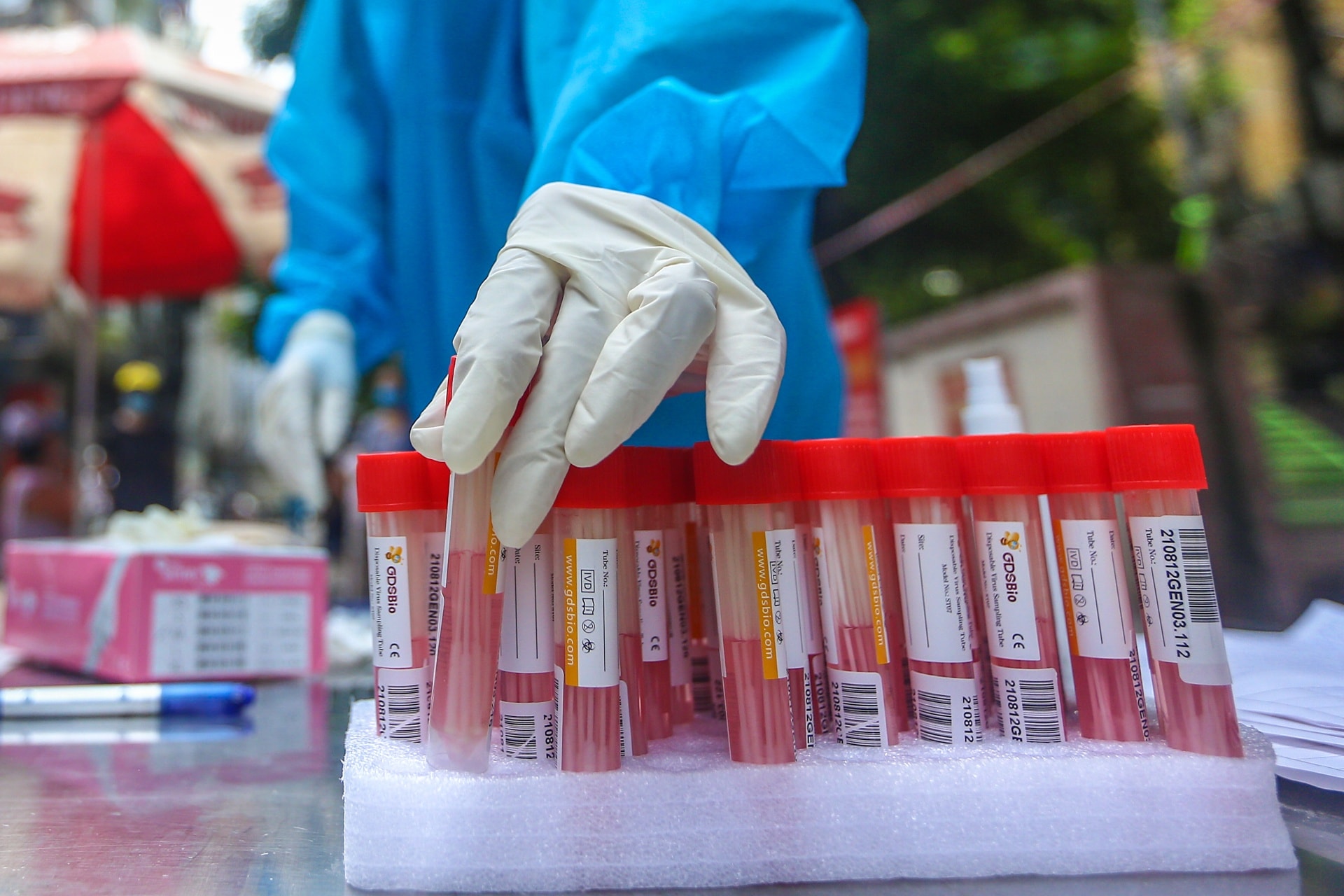 Buổi lấy mẫu đầu tiên trong chiến dịch xét nghiệm 3 triệu dân Hà Nội - Ảnh 7.