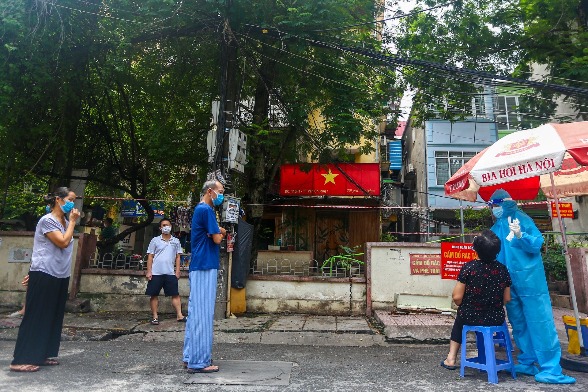 Buổi lấy mẫu đầu tiên trong chiến dịch xét nghiệm 3 triệu dân Hà Nội - Ảnh 1.