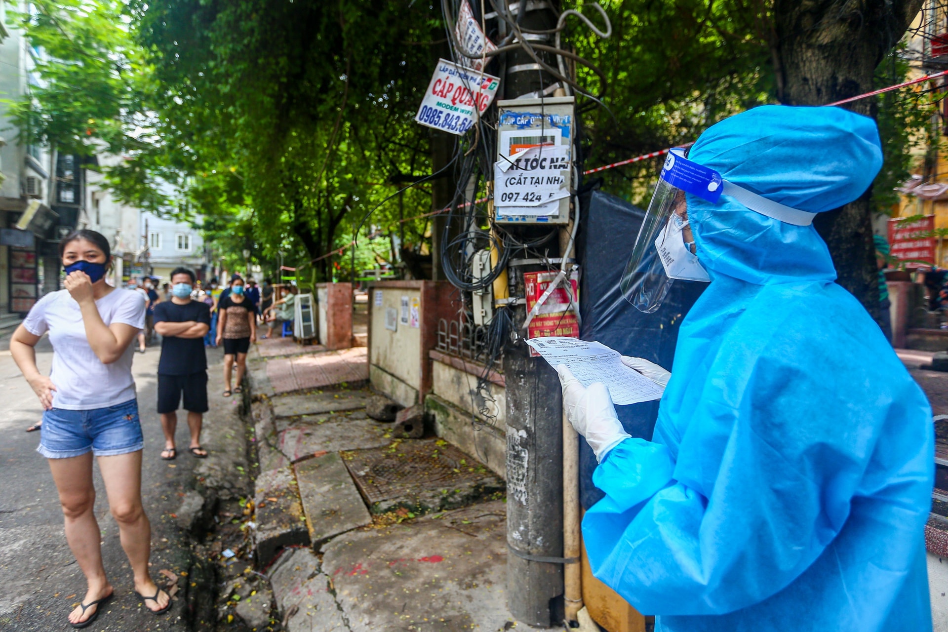 Buổi lấy mẫu đầu tiên trong chiến dịch xét nghiệm 3 triệu dân Hà Nội - Ảnh 2.