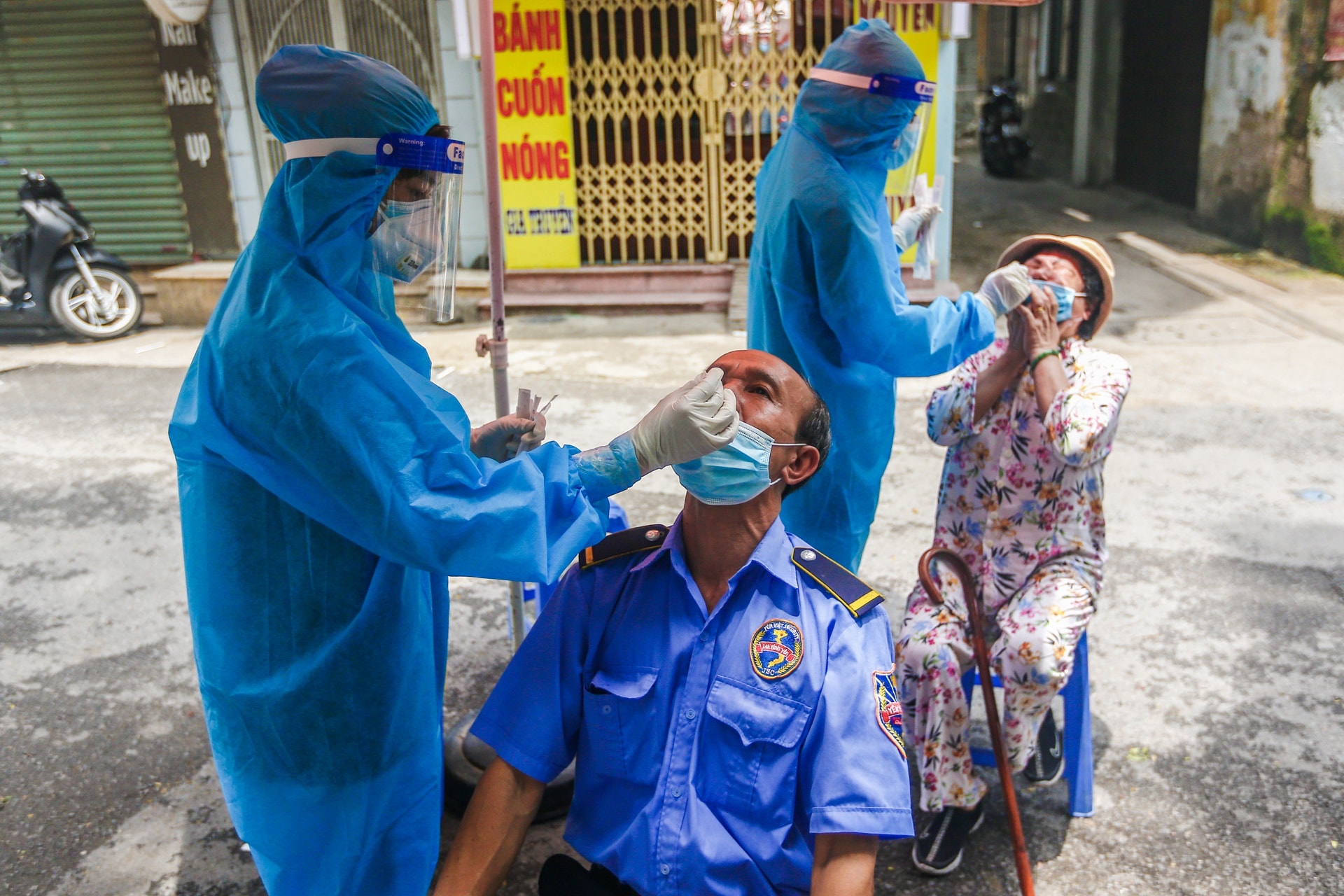 Buổi lấy mẫu đầu tiên trong chiến dịch xét nghiệm 3 triệu dân Hà Nội - Ảnh 6.